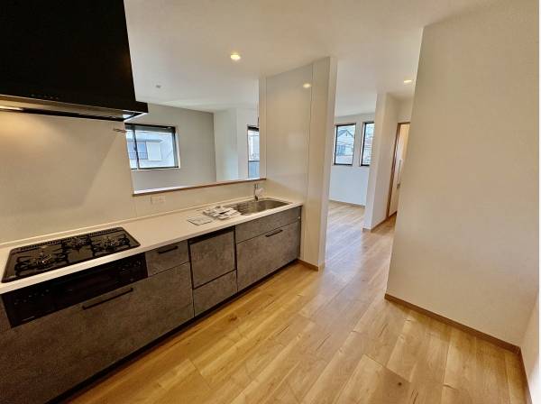 キッチンから家族との会話が出来ますよ。