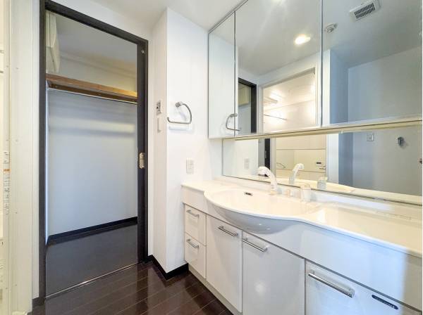 居室のWICに直結したパウダールーム