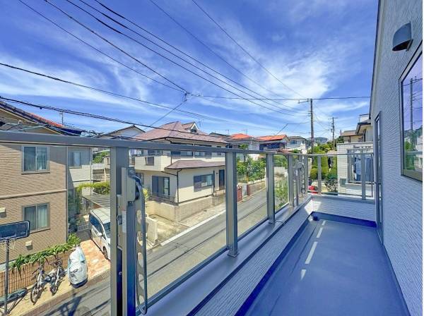 道路側のバルコニーはクリア素材で。