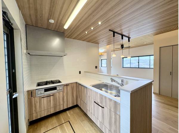 調理がしやすいコの字型キッチン