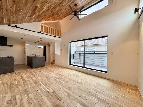 勾配天井を効率的に利用した採光の窓がLDKを照らします。