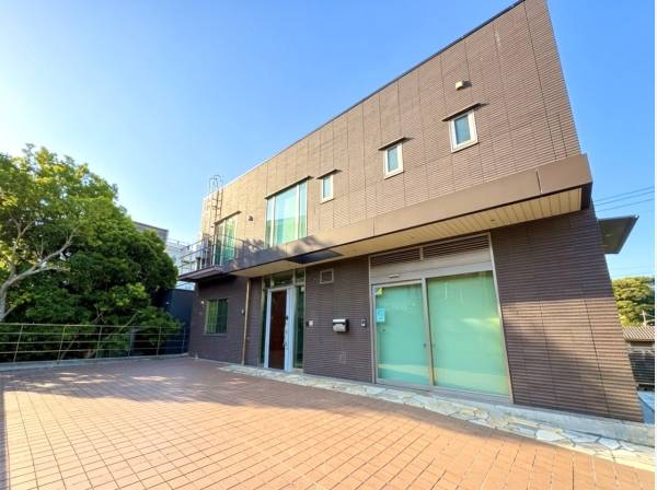 広々としたアプローチとモダンな佇まいが魅力の邸宅