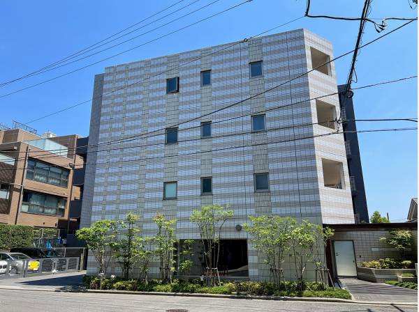 軽やかなボーダーラインが街並みに存在感を放ちます