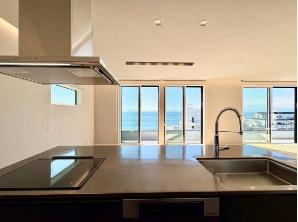 アイランドキッチンからはお料理をしながらもオーシャンビュー！