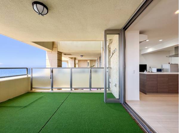 リビングとフラットにつながる約10帖のオープンエアリビングバルコニー