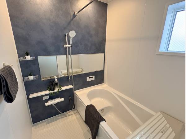 一日の疲れを癒す至福のバスタイム。落ち着いたデザインの広々お風呂