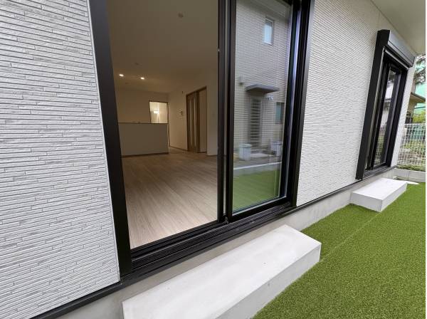 リビングから出やすいようにステップが有ります！