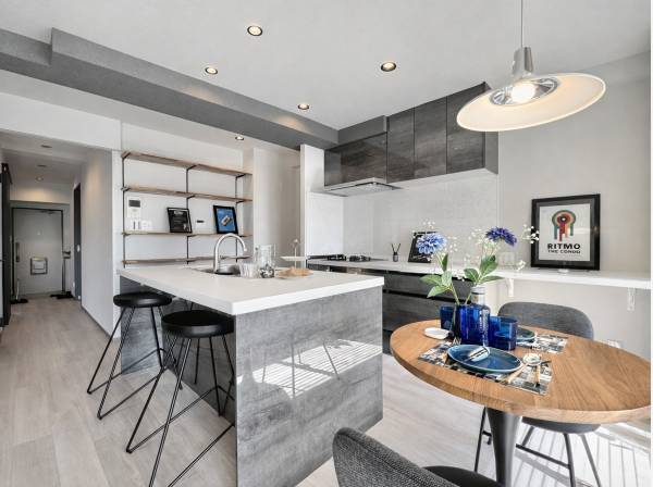 グレー×木目の大人が落ち着く上質モダン。