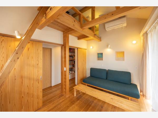 2階7畳のお部屋にはウッドデッキも付いてます。