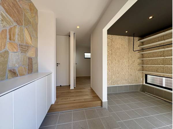 玄関には石張りを採用。土間スペースは多目的に利用できます。