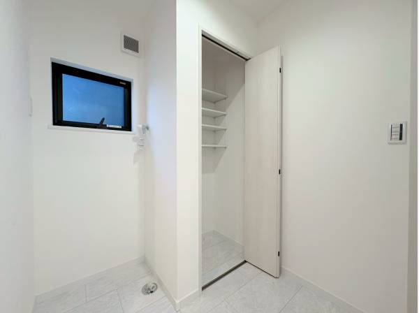 扉付きの収納スペースでスタイリッシュに整うパウダールーム