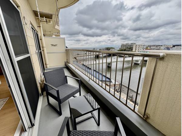 バルコニーには屋根もあるので、雨が降っても楽しめますよ。