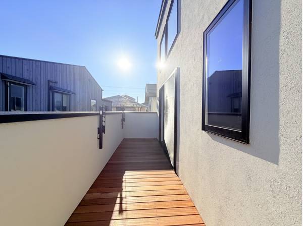 明るく、テーブルなどお出しになりバルコニーもお楽しみいただけます