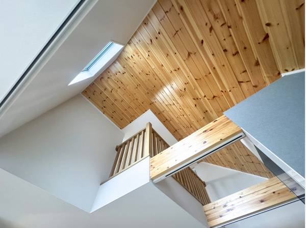 パイン無垢材が張られたダイナミックな吹抜け天井