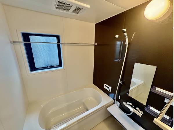 お風呂には浴室乾燥機が付いております。