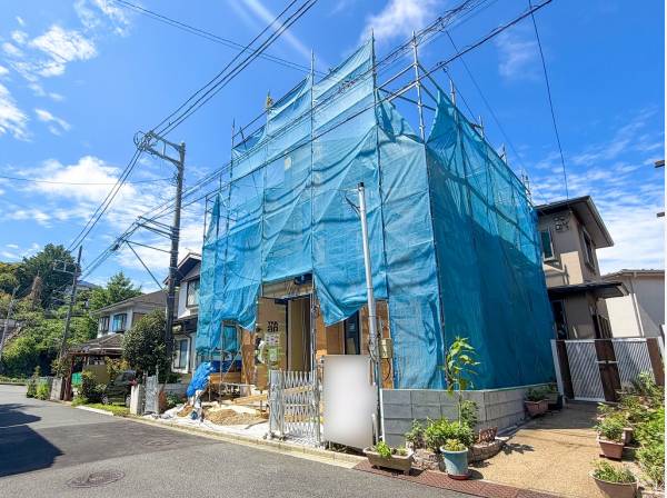 低層住宅が建ち並ぶ落ち着いた住宅街の一画