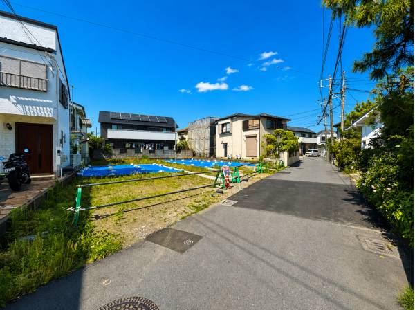南道路に面した開放感。青空まで広く感じる穏やかな街並みです。