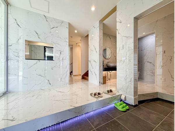 玄関ホールも広く、洗練された高級感がございます