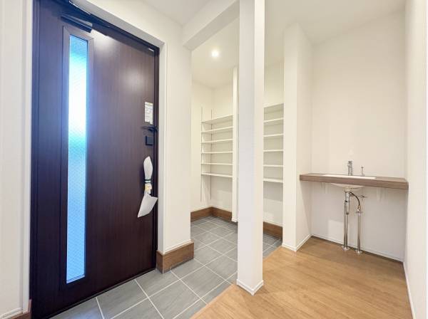 シューズインクローゼット付きの玄関スペース