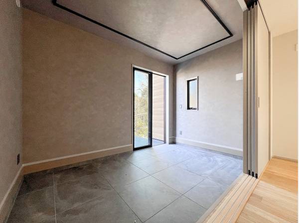 愛用品をリビングから愛でることも叶う広い土間