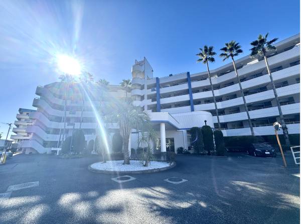 リゾート感のあるマンション外観