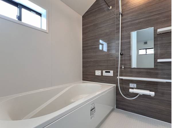 落ち着きのある木目デザインが安らぎのバスタイムを演出してくれます