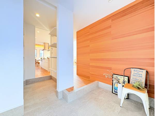 キッチンまでの導線の良い広々玄関ホール