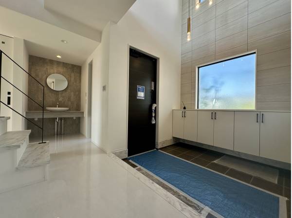 玄関ホールは吹抜け構造で明るい空間に