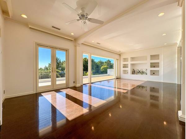 大開口の窓がリビングを彩ります