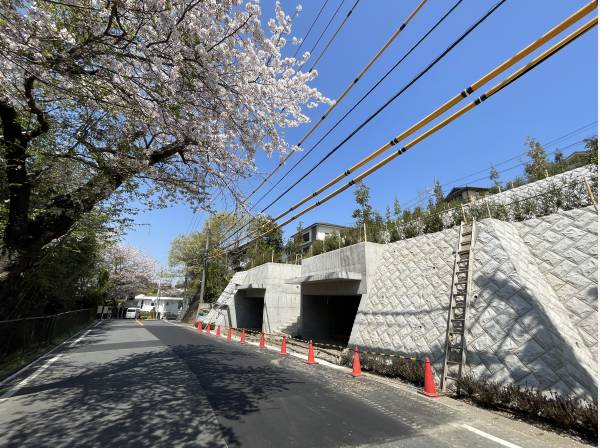 大きな車でも安心の道路幅と愛車を守る地下車庫