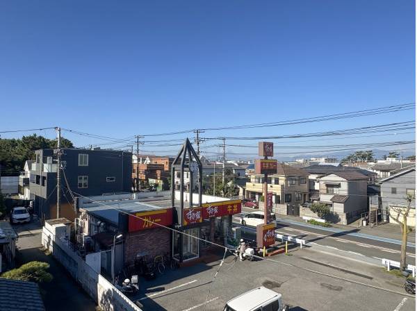 大通り沿いには飲食店やスーパーが建ち並びます