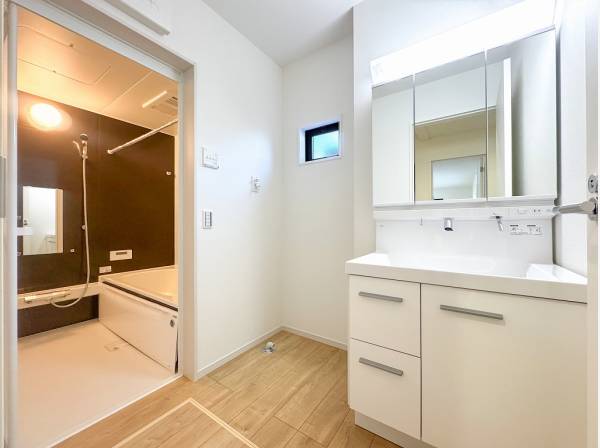 玄関からすぐの場所に配されたサニタリーで帰宅後の手洗いもスムーズ