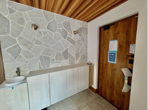 玄関は広くておしゃれです。