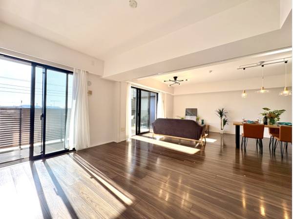 南東向きで陽当たり良好。家族団らんの中心となる広々としたLDK。