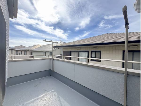 空を広く感じられるバルコニーは大きな寝具ものびのび干せそう