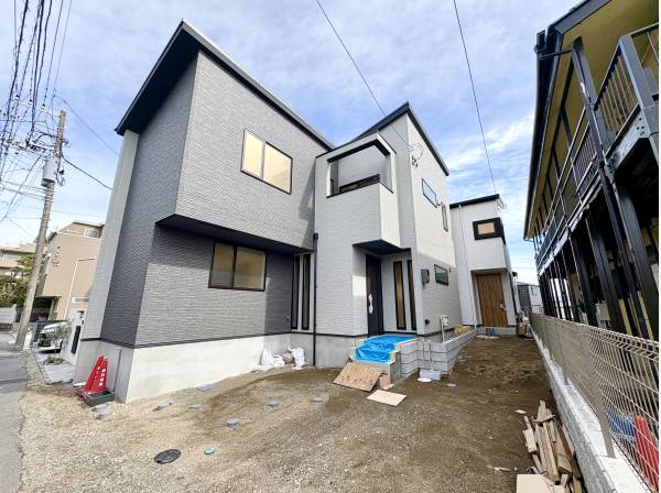 手前の住宅となります！