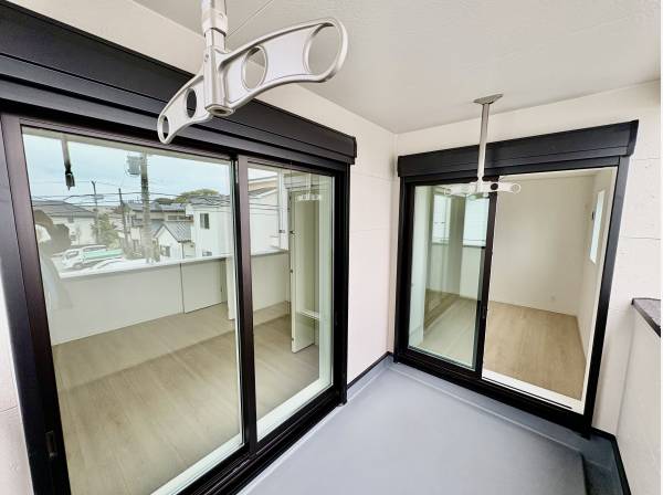 ここがこの物件のウリです！2部屋からプライベートバルコニーに入れます！