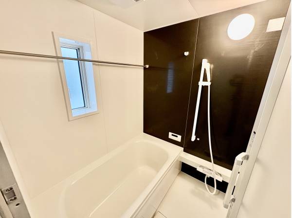 お風呂には浴室乾燥機が付いております！