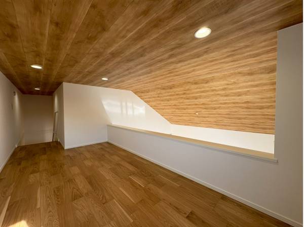 吹き抜け上部には秘密基地のようなロフト！