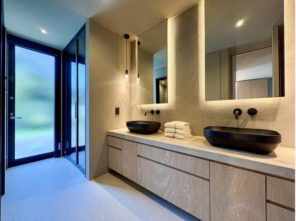 柔らかな光とツインボウルが描くラグジュアリーなパウダールーム