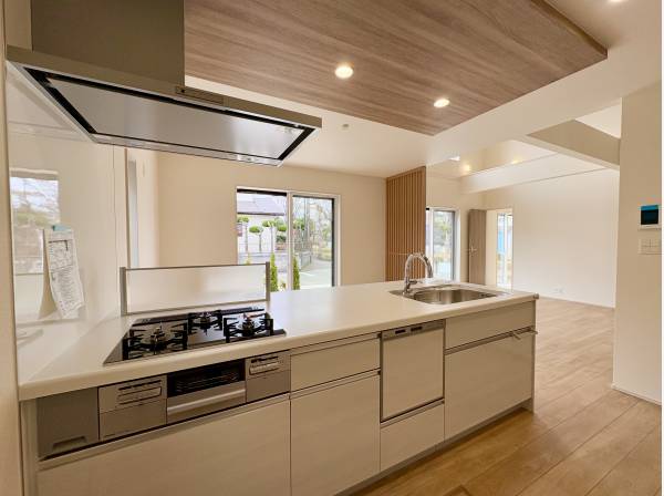 住宅内を見渡せるキッチンスペース