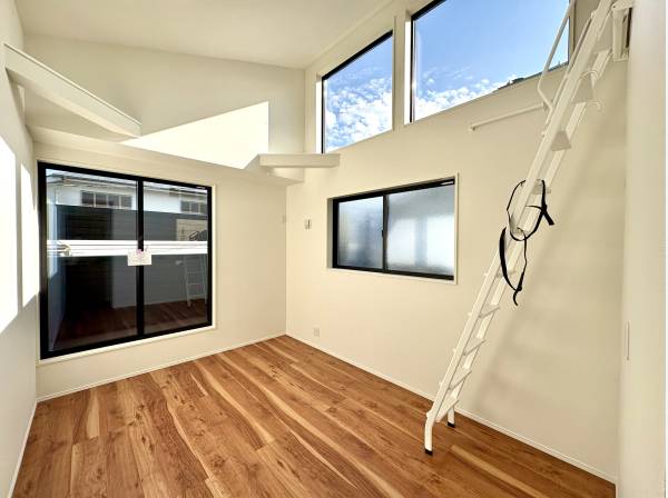 主寝室は天井高です。ロフトスペースも完備