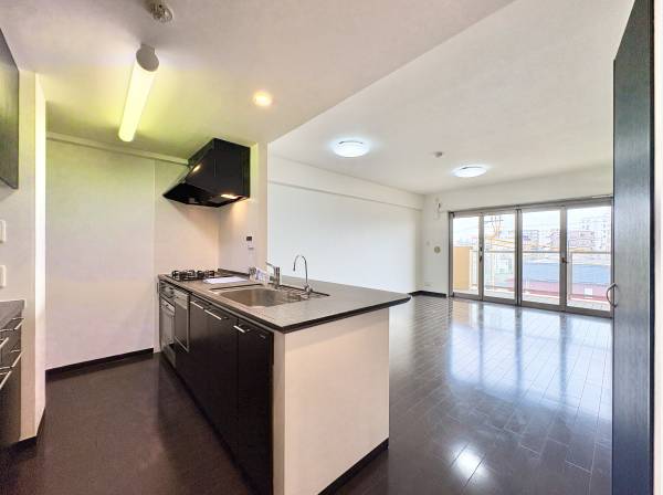 落ち着いた配色の室内、朝日が気持ちよく差しこみます