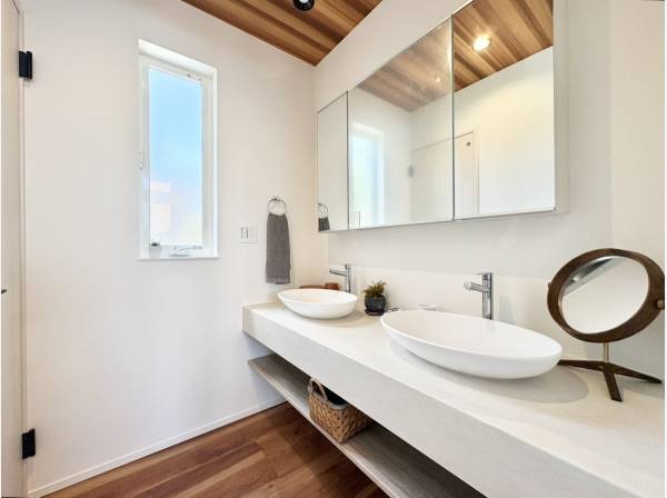 ダブルボウル仕様の洗面化粧台