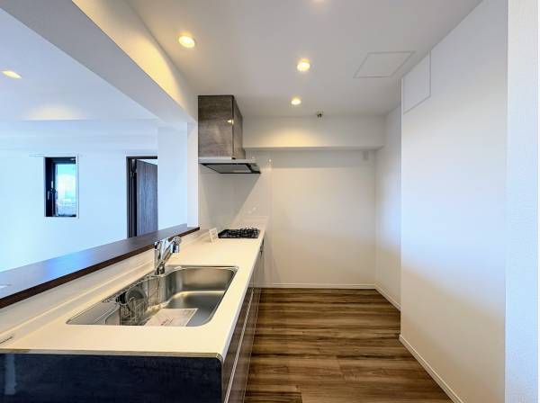 部屋を見渡す対面式キッチン