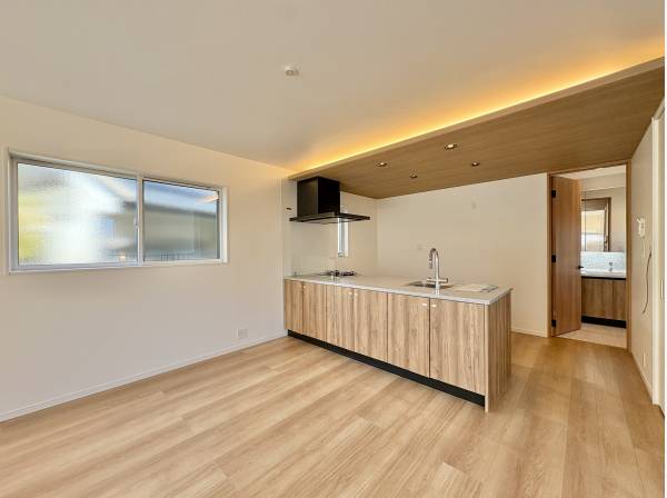 キッチンは下がり天井と間接照明で、特別感を演出します