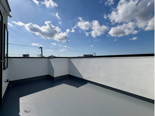 お庭がわりになる気持ちよいルーフバルコに