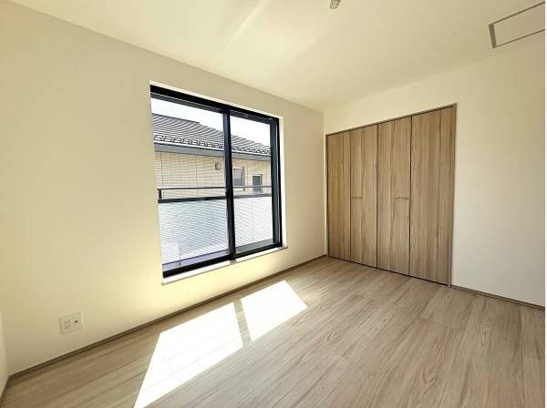 大容量クローゼット装備！木の温もりを感じる陽当り良好な洋室