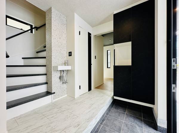 玄関はご覧の通り広々/手洗いも完備