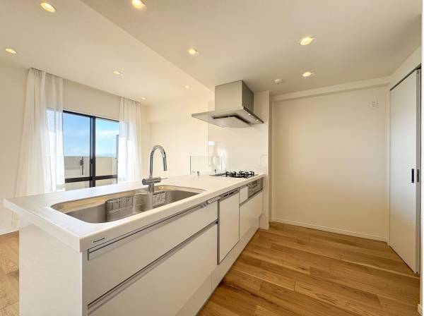 美しい景色を眺めながらお料理と会話を愉しめるオープンキッチン